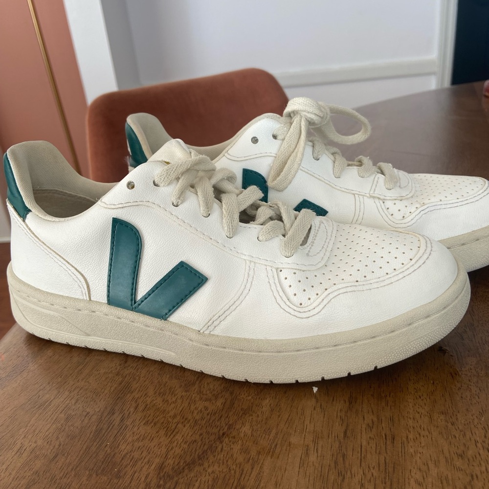 Veja V-90 white and green leather